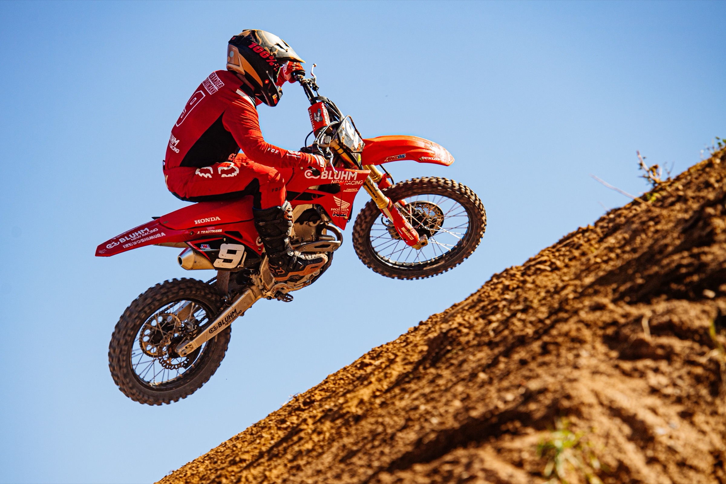 Motocross-Fahrer im Sprung – Bluhm New Racing, Motocross-Shop und Motorrad-Werkstatt in Bleicherode